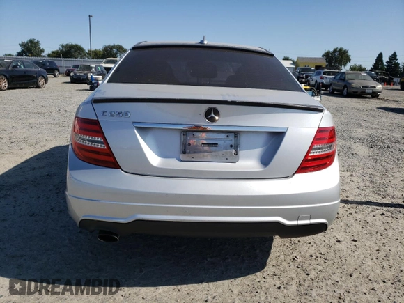 2013 Mercedes-Benz C 250 Sport с VIN WDDGF4HB1DR290685, выставлен на аукционе Copart как лот 62384345 с пробегом 124 584 миль миль и Списание • Salvage title. История ставок и продаж доступна на DreamBid. Изображение 6.