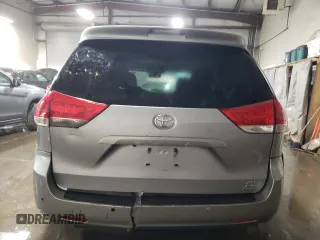 2012 Toyota Sienna XLE z VIN 5TDDK3DC5CS033868, wystawiony jako Copart lot #74727814 z przebiegiem 98 798 mil mil oraz Szkoda całkowita • Salvage title. Historia ofert i sprzedaży dostępna na DreamBid. Obrazek 6.