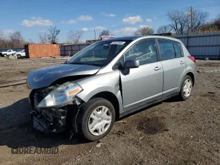2010 Nissan Versa S z VIN 3N1BC1CP3AL398410, wystawiony jako Copart lot #50528865 z przebiegiem 248 680 mil mil oraz Szkoda całkowita • Salvage title. Historia ofert i sprzedaży dostępna na DreamBid. Obrazek 1.