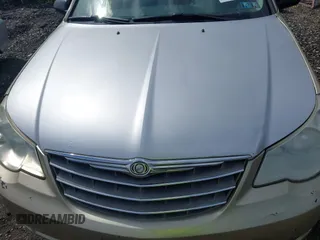 2010 Chrysler Sebring Touring z VIN 1C3CC4FB8AN187095, wystawiony jako IAAI lot #42032541 z przebiegiem 189 971 mil mil oraz . Historia ofert i sprzedaży dostępna na DreamBid. Obrazek 10.