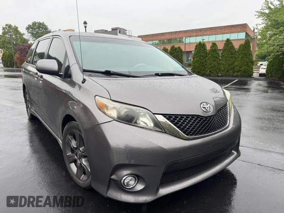 2012 Toyota Sienna SE z VIN 5TDXK3DC5CS181936, wystawiony jako Copart lot #58632215 z przebiegiem 115 295 mil mil oraz Czysty tytuł • Clean title. Historia ofert i sprzedaży dostępna na DreamBid. Obrazek 4.