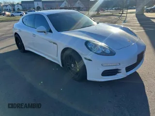 2015 Porsche Panamera S E-Hybrid z VIN WP0AD2A79FL041525, wystawiony jako Copart lot #83016014 z przebiegiem 84 842 mil mil oraz Tytuł czysty. Historia ofert i sprzedaży dostępna na DreamBid. Obrazek 1.
