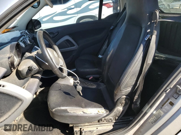 2015 Smart fortwo Passion z VIN WMEEJ3BA0FK812519, wystawiony jako Copart lot #47236285 z przebiegiem 122 139 mil mil oraz Szkody całkowita. Historia ofert i sprzedaży dostępna na DreamBid. Obrazek 7.