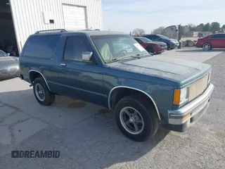 1988 Chevrolet Blazer z VIN 1GNCS18ZXJ8204816, wystawiony jako IAAI lot #41659770 z przebiegiem 256 689 mil mil oraz . Historia ofert i sprzedaży dostępna na DreamBid. Obrazek 1.