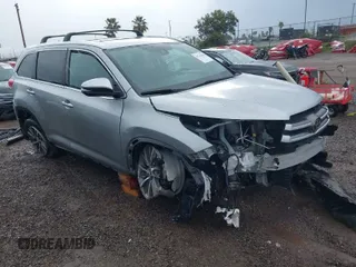 2019 Toyota Highlander SE with VIN 5TDJZRFH0KS608855, listed as a IAAI auction lot 41765566 with 30,228 mi miles. Bid and sale history available at carsss.com. Image 1.