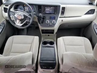 2019 Toyota Sienna LE Auto Access Seat z VIN 5TDKZ3DC2KS004815, wystawiony jako Copart lot #63492255 z przebiegiem 131 212 mil mil oraz Szkoda całkowita • Salvage title. Historia ofert i sprzedaży dostępna na DreamBid. Obrazek 8.