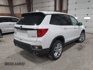 2025 Honda Passport EX-L z VIN 5FNYF8H5XSB017943, wystawiony jako IAAI lot #42027857 z przebiegiem 1822 mil mil oraz . Historia ofert i sprzedaży dostępna na DreamBid. Obrazek 4.