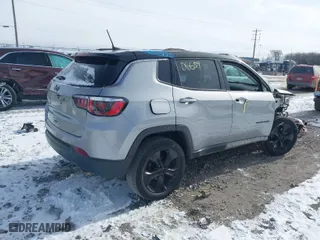 2019 Jeep Compass Latitude with VIN 3C4NJDBB2KT817601, listed as a IAAI auction lot 41506659 with 95,457 mi miles. Bid and sale history available at carsss.com. Image 4.