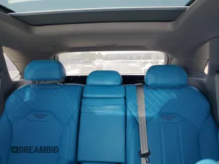 2022 Bentley Bentayga V8 z VIN SJAAM2ZV9NC011752, wystawiony jako Copart lot #54847785 z przebiegiem Nie podano mil oraz Nie do naprawy. Historia ofert i sprzedaży dostępna na DreamBid. Obrazek 10.