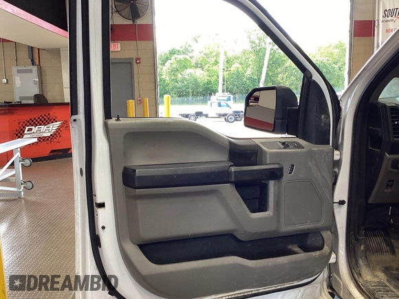 2019 Ford F-150 XL z VIN 1FTMF1CB0KKD36063, wystawiony jako IAAI lot #42459469 z przebiegiem 104 067 mil mil oraz . Historia ofert i sprzedaży dostępna na DreamBid. Obrazek 23.
