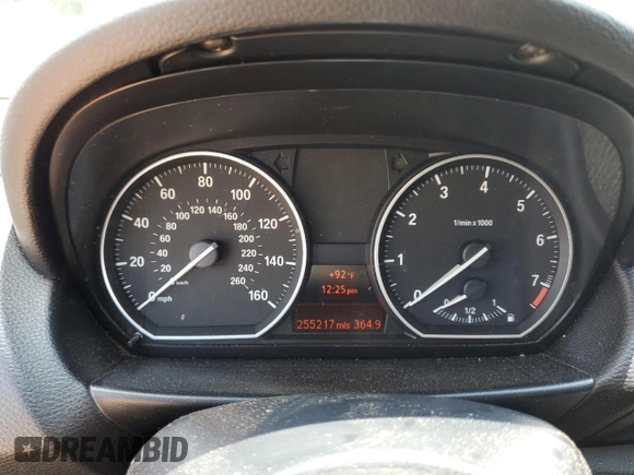 2011 BMW 1 Series 128i z VIN WBAUP7C52BVP21971, wystawiony jako Copart lot #63036725 z przebiegiem 255 217 mil mil oraz Szkoda całkowita • Salvage title. Historia ofert i sprzedaży dostępna na DreamBid. Obrazek 9.