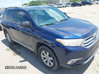 2013 Toyota Highlander z VIN 5TDZK3EH5DS132692, wystawiony jako IAAI lot #42257109 z przebiegiem 196 112 mil mil oraz . Historia ofert i sprzedaży dostępna na DreamBid. Obrazek 1.