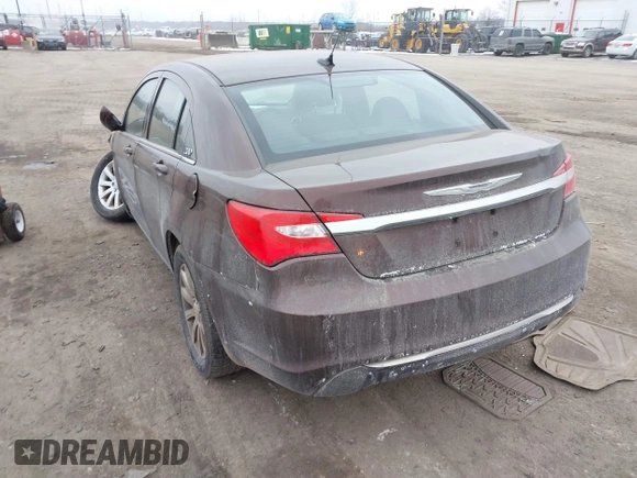 2013 Chrysler 200 Touring z VIN 1C3CCBBB0DN570432, wystawiony jako IAAI lot #41566127 z przebiegiem 167 300 mil mil oraz . Historia ofert i sprzedaży dostępna na DreamBid. Obrazek 3.