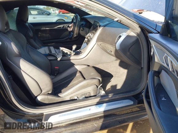 2020 BMW M8 z VIN WBSAE0C01LCD54612, wystawiony jako IAAI lot #41022043 z przebiegiem Nie podano mil oraz . Historia ofert i sprzedaży dostępna na DreamBid. Obrazek 5.