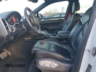 2014 Porsche Cayenne GTS z VIN WP1AD2A21ELA78053, wystawiony jako Copart lot #87922985 z przebiegiem 80 046 mil mil oraz Szkoda całkowita • Salvage title. Historia ofert i sprzedaży dostępna na DreamBid. Obrazek 7.