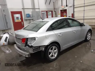 2014 Chevrolet Cruze 1LT z VIN 1G1PC5SB8E7117110, wystawiony jako IAAI lot #42224375 z przebiegiem 81 921 mil mil oraz . Historia ofert i sprzedaży dostępna na DreamBid. Obrazek 4.