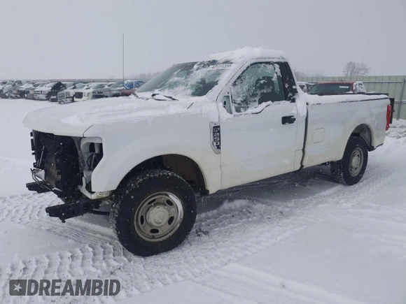 2017 Ford F-250 XL z VIN 1FTBF2A65HEE73526, wystawiony jako Copart lot #43998355 z przebiegiem 181 031 mil mil oraz Czysty tytuł • Clean title. Historia ofert i sprzedaży dostępna na DreamBid. Obrazek 1.
