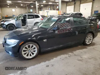 2009 BMW 3 Series 328i xDrive z VIN WBAPK73509A456299, wystawiony jako Copart lot #61068735 z przebiegiem 164 952 mil mil oraz Czysty tytuł • Clean title. Historia ofert i sprzedaży dostępna na DreamBid. Obrazek 1.