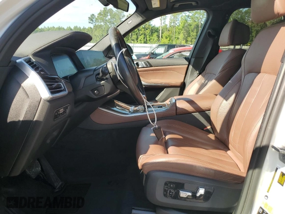 2021 BMW X5 xDrive40i z VIN 5UXCR6C0XM9E49285, wystawiony jako Copart lot #60897325 z przebiegiem 57 314 mil mil oraz Szkoda całkowita • Salvage title. Historia ofert i sprzedaży dostępna na DreamBid. Obrazek 7.