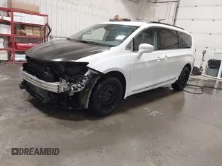 2017 Chrysler Pacifica Touring L z VIN 2C4RC1BG8HR803137, wystawiony jako IAAI lot #41661643 z przebiegiem 113 700 mil mil oraz . Historia ofert i sprzedaży dostępna na DreamBid. Obrazek 2.