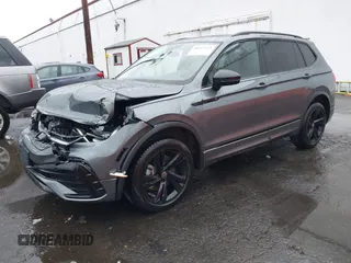 2024 Volkswagen Tiguan SE R-Line Black with VIN 3VV8B7AX8RM141105, listed as a IAAI auction lot 40923212 with 2,698 mi miles and . Bid and sale history available at DreamBid. Image 17.