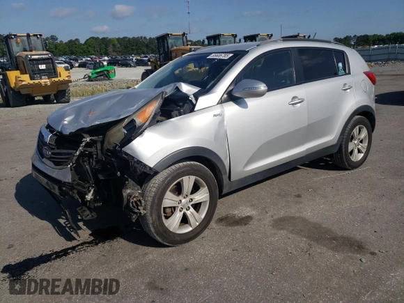 2011 Kia Sportage LX z VIN KNDPBCA2XB7102202, wystawiony jako Copart lot #55606785 z przebiegiem 84 311 mil mil oraz Szkoda całkowita • Salvage title. Historia ofert i sprzedaży dostępna na DreamBid. Obrazek 1.