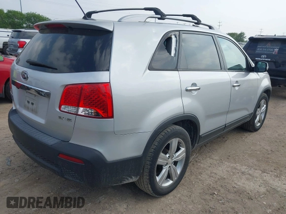 2013 Kia Sorento EX with VIN 5XYKU4A22DG413476, listed as a IAAI auction lot 41904366 with 225,827 mi miles and . Bid and sale history available at carsss.com. Image 4.