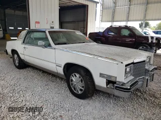 1983 Cadillac Eldorado z VIN 1G6AL5787DE628931, wystawiony jako Copart lot #73113774 z przebiegiem 28 559 mil mil oraz Tytuł czysty. Historia ofert i sprzedaży dostępna na DreamBid. Obrazek 4.