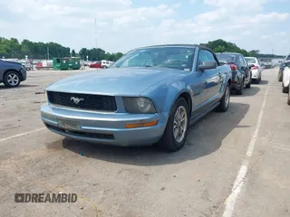 2005 Ford Mustang Deluxe с VIN 1ZVFT84N555175518, выставлен на аукционе IAAI как лот 42427276 с пробегом 196 095 миль миль и . История ставок и продаж доступна на DreamBid. Изображение 2.