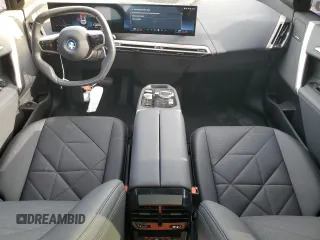 2024 BMW iX xDrive50 z VIN WB523CF02RCS04556, wystawiony jako Copart lot #51800655 z przebiegiem 7 915 mil mil oraz Czysty tytuł • Clean title. Historia ofert i sprzedaży dostępna na DreamBid. Obrazek 8.