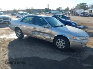 1998 Toyota Camry LE z VIN 4T1BF28K3WU055466, wystawiony jako IAAI lot #41639013 z przebiegiem 266 734 mil mil oraz . Historia ofert i sprzedaży dostępna na DreamBid. Obrazek 1.