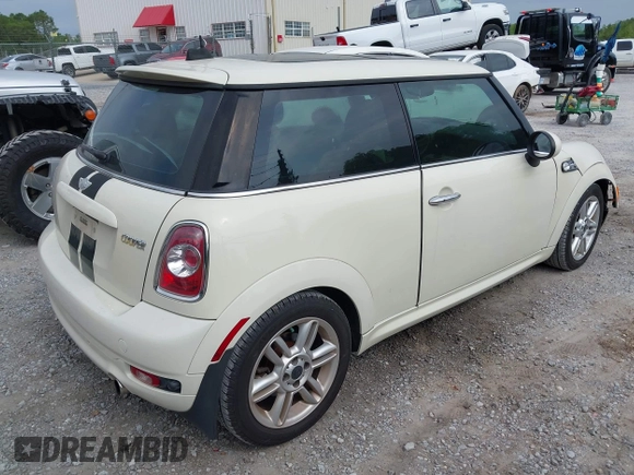 2011 MINI Hardtop z VIN WMWSU3C53BT182779, wystawiony jako IAAI lot #42278116 z przebiegiem 83 970 mil mil oraz . Historia ofert i sprzedaży dostępna na DreamBid. Obrazek 4.