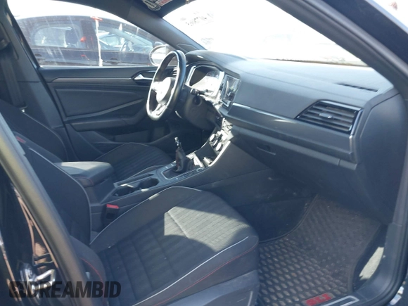 2019 Volkswagen Jetta GLI S z VIN 3VW5T7BU1KM156888, wystawiony jako IAAI lot #40778065 z przebiegiem 97 114 mil mil oraz . Historia ofert i sprzedaży dostępna na DreamBid. Obrazek 5.