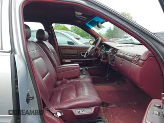1998 Cadillac DeVille z VIN 1G6KD54Y7WU740871, wystawiony jako IAAI lot #42259686 z przebiegiem 124 542 mil mil oraz . Historia ofert i sprzedaży dostępna na DreamBid. Obrazek 5.