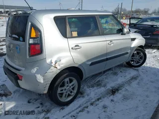 2011 Kia Soul ! with VIN KNDJT2A25B7288261, listed as a IAAI auction lot 41595542 with 132,754 mi miles. Bid and sale history available at carsss.com. Image 4.