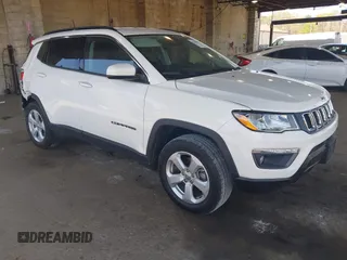2019 Jeep Compass Latitude z VIN 3C4NJDBB3KT654263, wystawiony jako IAAI lot #42108879 z przebiegiem 49 490 mil mil oraz . Historia ofert i sprzedaży dostępna na DreamBid. Obrazek 1.