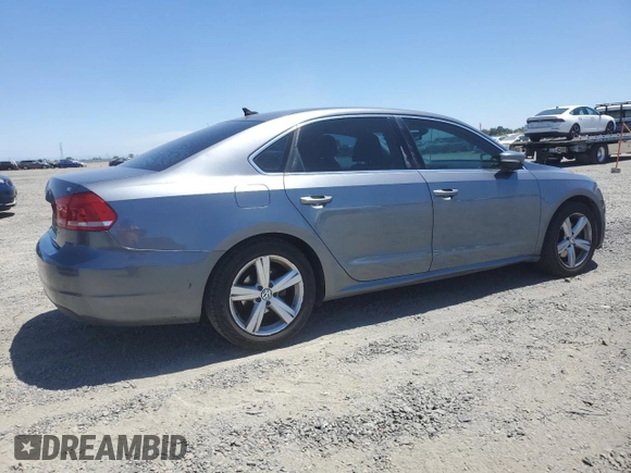2013 Volkswagen Passat SE z VIN 1VWBP7A32DC036067, wystawiony jako Copart lot #57707025 z przebiegiem 168 751 mil mil oraz Szkoda całkowita • Salvage title. Historia ofert i sprzedaży dostępna na DreamBid. Obrazek 3.