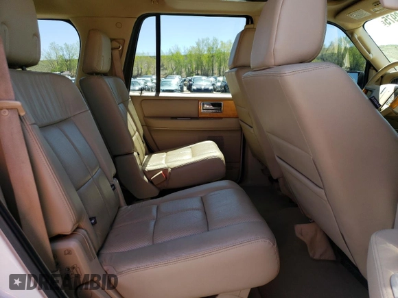 2008 Lincoln Navigator z VIN 5LMFU28558LJ18851, wystawiony jako Copart lot #54992975 z przebiegiem 72 871 mil mil oraz Szkody całkowita. Historia ofert i sprzedaży dostępna na DreamBid. Obrazek 11.