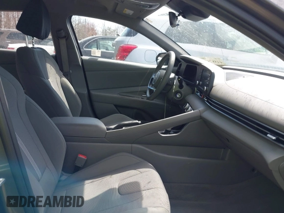 2025 Hyundai Elantra SE z VIN KMHLL4DG0SU855615, wystawiony jako IAAI lot #41887162 z przebiegiem 24 180 mil mil oraz . Historia ofert i sprzedaży dostępna na DreamBid. Obrazek 5.