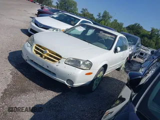 2000 Nissan Maxima GXE z VIN JN1CA31D3YT535608, wystawiony jako IAAI lot #40024772 z przebiegiem 282 778 mil mil oraz . Historia ofert i sprzedaży dostępna na DreamBid. Obrazek 2.