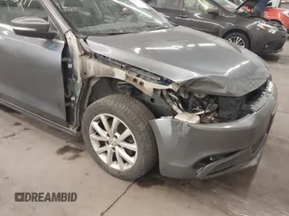 2013 Volkswagen Jetta SE z VIN 3VWDP7AJ3DM438881, wystawiony jako IAAI lot #41640177 z przebiegiem 153 129 mil mil oraz . Historia ofert i sprzedaży dostępna na DreamBid. Obrazek 6.
