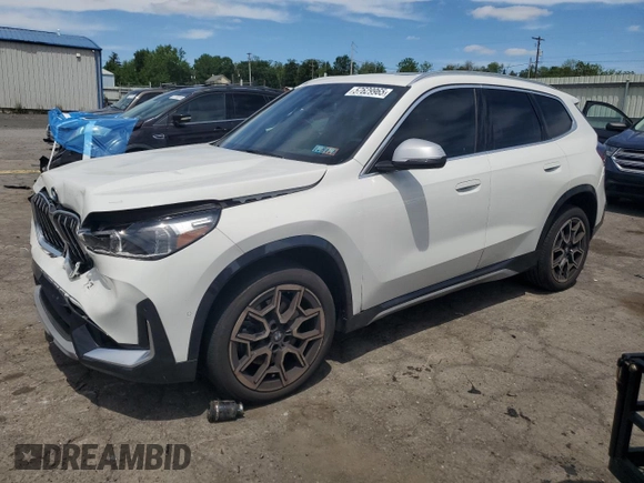 2023 BMW X1 xDrive28i z VIN WBX73EF02P5Y15293, wystawiony jako Copart lot #57629965 z przebiegiem 7 381 mil mil oraz Szkoda całkowita • Salvage title. Historia ofert i sprzedaży dostępna na DreamBid. Obrazek 1.