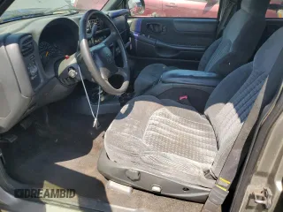 1999 Chevrolet Blazer Trailblazer z VIN 1GNDT13W1X2169254, wystawiony jako Copart lot #55021105 z przebiegiem 158 169 mil mil oraz Szkody całkowita. Historia ofert i sprzedaży dostępna na DreamBid. Obrazek 7.