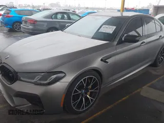 2021 BMW M5 z VIN WBS83CH07MCF43250, wystawiony jako IAAI lot #41567473 z przebiegiem 30 179 mil mil oraz . Historia ofert i sprzedaży dostępna na DreamBid. Obrazek 6.
