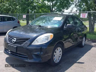2012 Nissan Versa S z VIN 3N1CN7AP7CL942334, wystawiony jako IAAI lot #42744514 z przebiegiem 157 841 mil mil oraz . Historia ofert i sprzedaży dostępna na DreamBid. Obrazek 2.