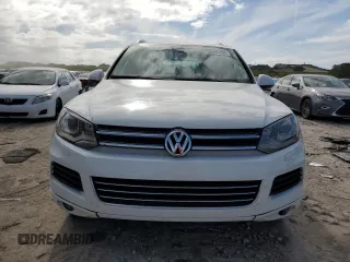 2012 Volkswagen Touareg Exec with VIN WVGEF9BP1CD008717, listed as a Copart auction lot 86095164 with 211,089 mi miles and Clean Title. Bid and sale history available at DreamBid. Image 5.