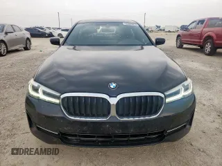 2021 BMW 5 Series 530i z VIN WBA53BH00MCF87964, wystawiony jako Copart lot #55926825 z przebiegiem 88 880 mil mil oraz Czysty tytuł • Clean title. Historia ofert i sprzedaży dostępna na DreamBid. Obrazek 5.