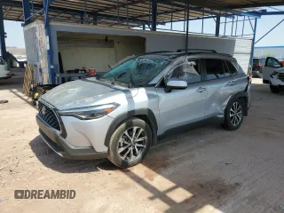 2024 Toyota Corolla Cross XLE z VIN 7MUDAAAG1RV097015, wystawiony jako Copart lot #63457075 z przebiegiem Nie podano mil oraz Szkoda całkowita • Salvage title. Historia ofert i sprzedaży dostępna na DreamBid. Obrazek 1.