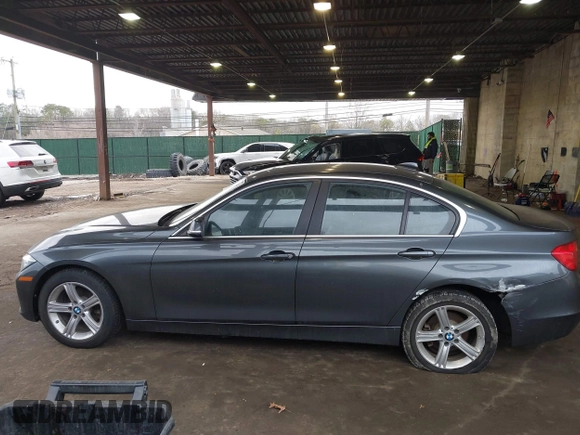 2015 BMW 3 Series 328i xDrive z VIN WBA3B3G58FNR85943, wystawiony jako IAAI lot #41721614 z przebiegiem 95 997 mil mil oraz . Historia ofert i sprzedaży dostępna na DreamBid. Obrazek 14.