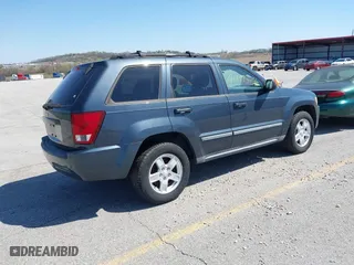 2007 Jeep Grand Cherokee Laredo with VIN 1J8GR48K07C561608, listed as a IAAI auction lot 41923454 with 230,351 mi miles. Bid and sale history available at carsss.com. Image 4.